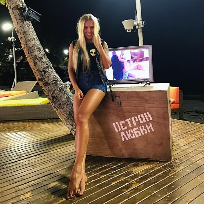 Лиза Полыгалова летит на поляну к Ивану Барзикову Лиза Полыгалова летит на поляну к Ивану Барзикову