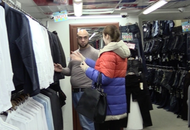 Глеб Жемчугов работает продавцом в магазине одежды Глеб Жемчугов работает продавцом в магазине одежды