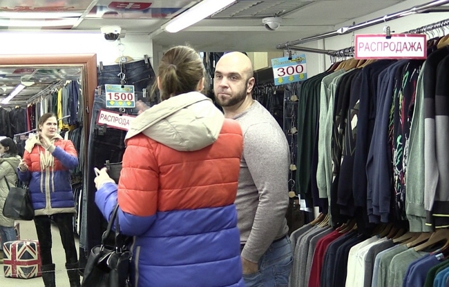 Глеб Жемчугов работает продавцом в магазине одежды Глеб Жемчугов работает продавцом в магазине одежды