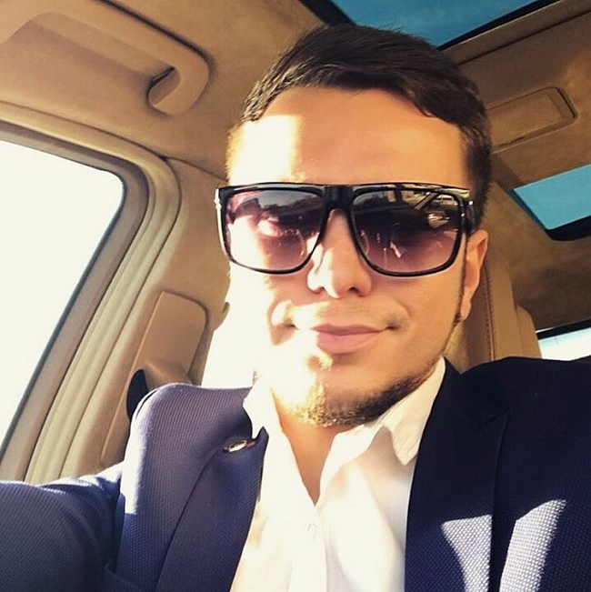 Антон Гусев опозорился с рекламой «качественного» костюма Антон Гусев опозорился с рекламой «качественного» костюма