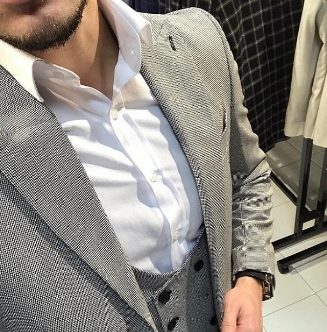 Антон Гусев опозорился с рекламой «качественного» костюма Антон Гусев опозорился с рекламой «качественного» костюма