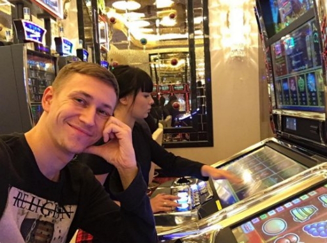 Нелли Ермолаева спускает деньги в казино Нелли Ермолаева спускает деньги в казино