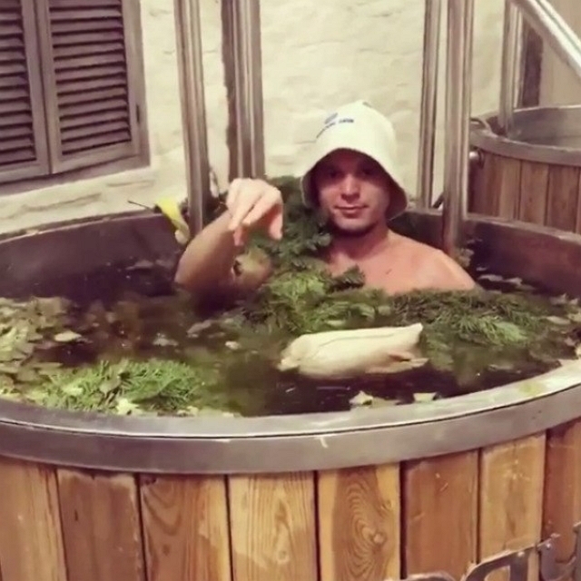 Гусев и Романец обнажились для купания в бане Гусев и Романец обнажились для купания в бане