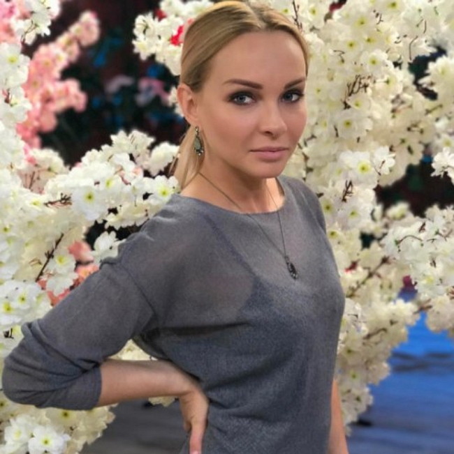 Наталья Варвина с мужем наслаждаются красотами Парижа Наталья Варвина с мужем наслаждаются красотами Парижа