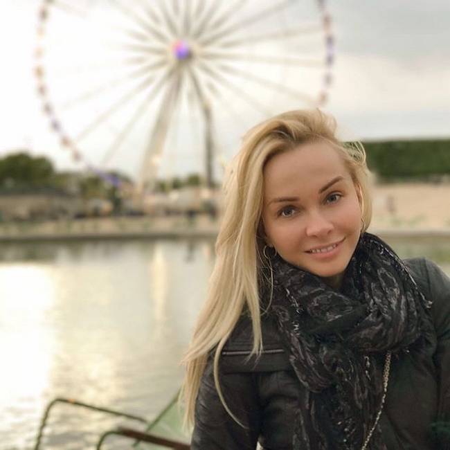 Наталья Варвина с мужем наслаждаются красотами Парижа Наталья Варвина с мужем наслаждаются красотами Парижа