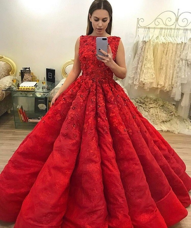 Александра Артемова не может определиться со свадебным платьем Александра Артемова не может определиться со свадебным платьем