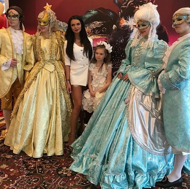 Жужа закатила для дочери вечеринку в венецианском стиле Жужа закатила для дочери вечеринку в венецианском стиле