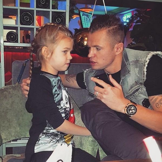 Дмитрий Тарасов познакомил дочь со своей новой девушкой Дмитрий Тарасов познакомил дочь со своей новой девушкой