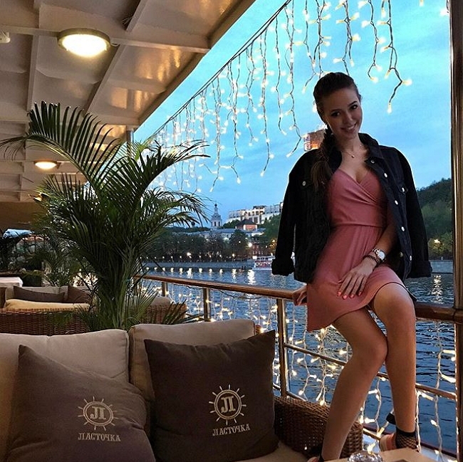 Дмитрий Тарасов познакомил дочь со своей новой девушкой Дмитрий Тарасов познакомил дочь со своей новой девушкой