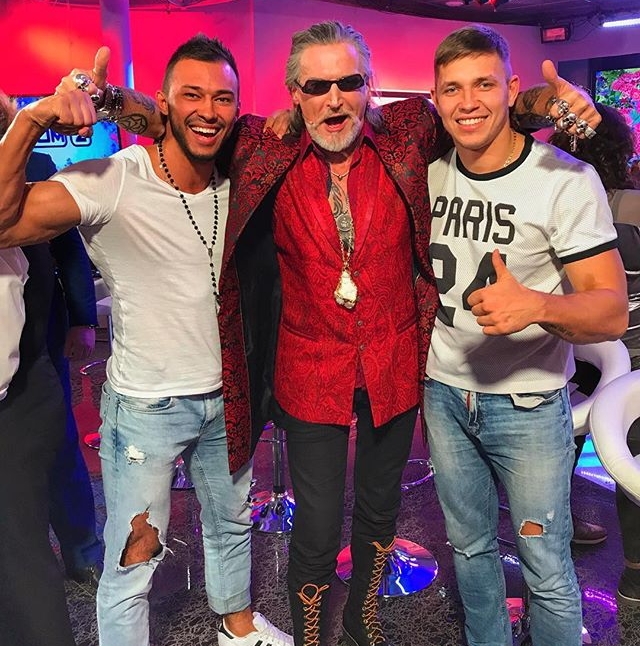 Фото со съёмок ток-шоу (24.10.2017) Фото со съёмок ток-шоу (24.10.2017)