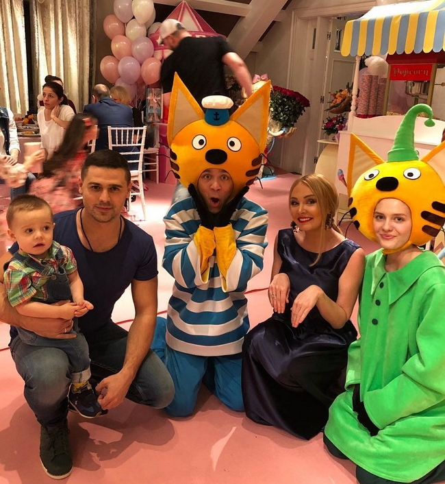 Фото с вечеринки в честь Теоны Омаровой Фото с вечеринки в честь Теоны Омаровой