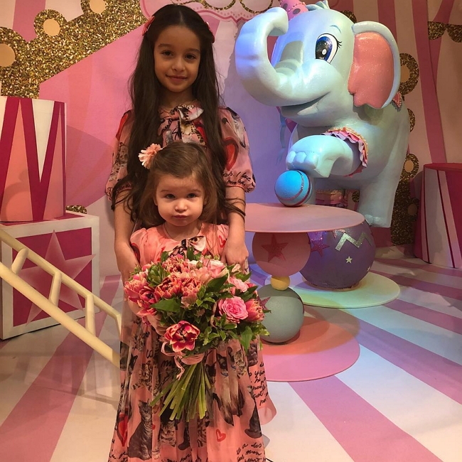 Фото с вечеринки в честь Теоны Омаровой Фото с вечеринки в честь Теоны Омаровой