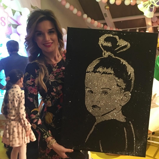 Фото с вечеринки в честь Теоны Омаровой Фото с вечеринки в честь Теоны Омаровой