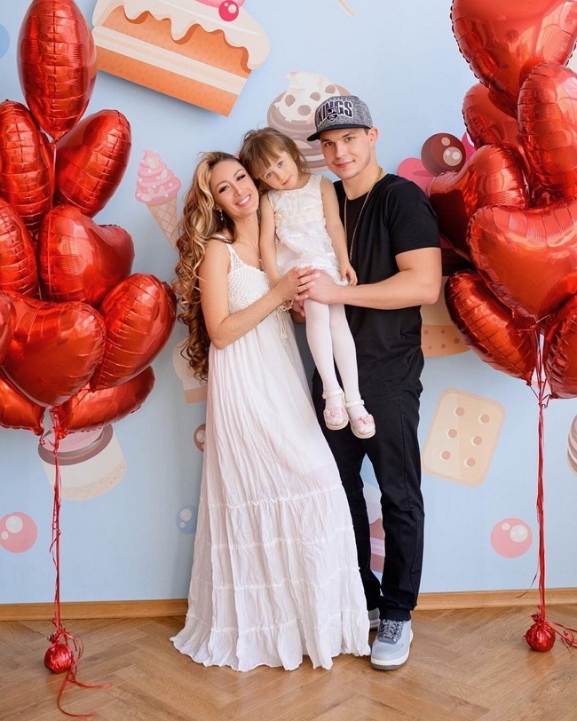 Алена Ашмарина помирилась с отцом своего будущего ребёнка Алена Ашмарина помирилась с отцом своего будущего ребёнка