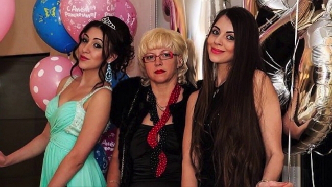 Ольга Рапунцель собственными руками засаживает свою мать Ольга Рапунцель собственными руками засаживает свою мать