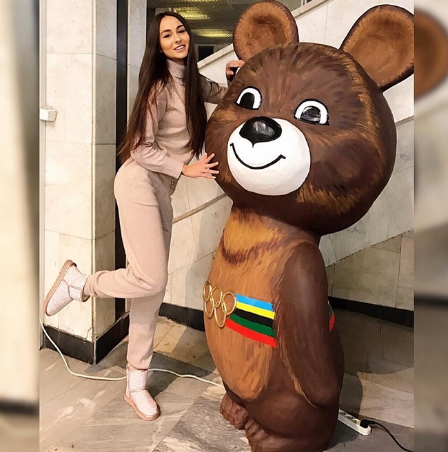 Оның үйіне еріп, оны ұрды Күйеуі мен қожайынының секс видеосы