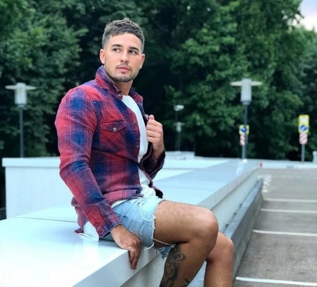 Захар Саленко вымаливает отпустить его на Сейшелы Захар Саленко вымаливает отпустить его на Сейшелы