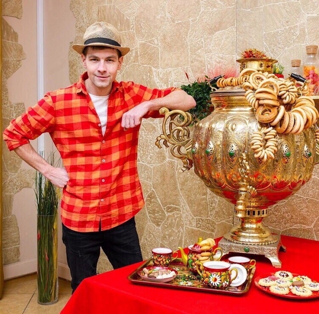 Дмитрий Дмитренко приобщит дочь к Масленице Дмитрий Дмитренко приобщит дочь к Масленице