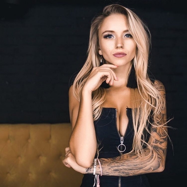 Вика Комиссарова стала жертвой обезумевшего бойфренда Вика Комиссарова стала жертвой обезумевшего бойфренда