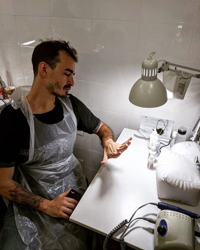 Денис Ковалев подался в маникюрши Денис Ковалев подался в маникюрши