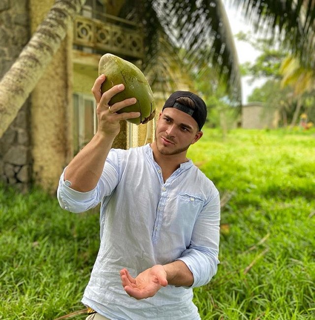 Рома Капаклы в шоке от неблагодарности Коли Должанского Рома Капаклы в шоке от неблагодарности Коли Должанского