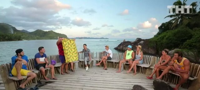 Саша Черно и Степан Меньщиков обмениваются «подарками» Саша Черно и Степан Меньщиков обмениваются «подарками»