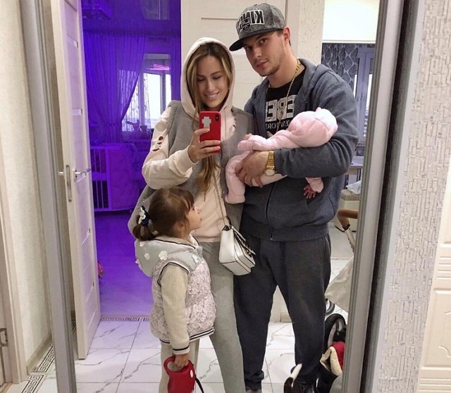 Алена Ашмарина показала своего нового молодого бойфренда Алена Ашмарина показала своего нового молодого бойфренда