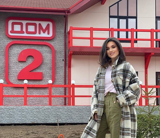 Зрители умоляют Ксению Бородину убрать Сашу Спилберг с поста ведущей Зрители умоляют Ксению Бородину убрать Сашу Спилберг с поста ведущей