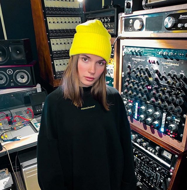 Зрители умоляют Ксению Бородину убрать Сашу Спилберг с поста ведущей Зрители умоляют Ксению Бородину убрать Сашу Спилберг с поста ведущей