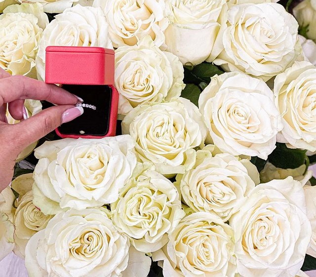 Юлия Жукова в восторге от подаренного кольца: Я всё ждала шутки Юлия Жукова в восторге от подаренного кольца: Я всё ждала шутки