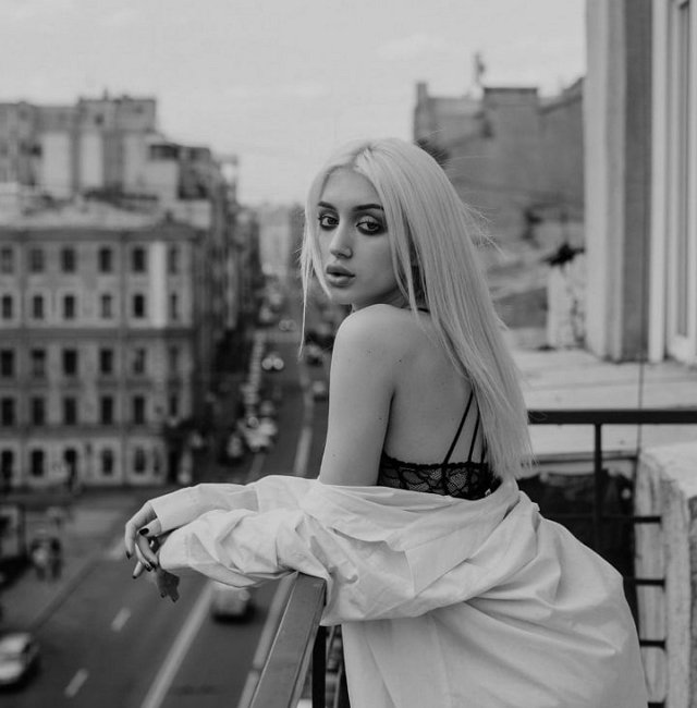 Должанский пытается подкупить Катю Миходуй подарками Должанский пытается подкупить Катю Миходуй подарками