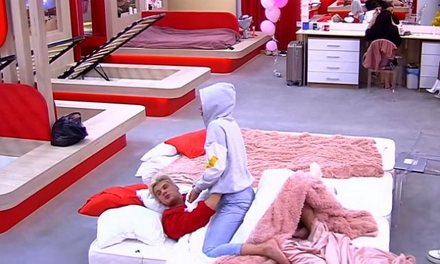 Моргенштерну придется бороться за комнату на два фронта Моргенштерну придется бороться за комнату на два фронта