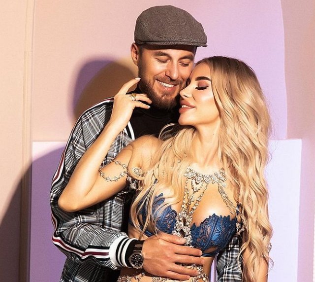 Паршина «прогибается» под Уманского, лишь бы он её не бросил Паршина «прогибается» под Уманского, лишь бы он её не бросил