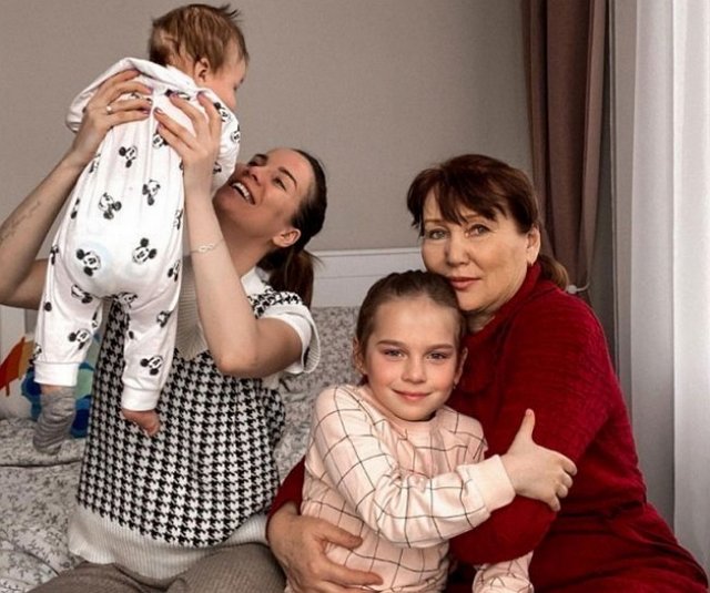 Александра Гозиас: Я готова на третьего только при наличии няни Александра Гозиас: Я готова на третьего только при наличии няни