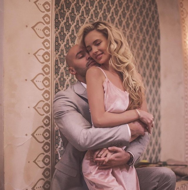 Андрей Черкасов: На этом фото я обнимаю свою любимую жену Андрей Черкасов: На этом фото я обнимаю свою любимую жену