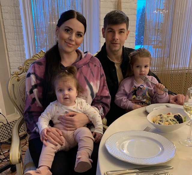 Рапунцель чуть не поседела, оставив дочерей с няней Рапунцель чуть не поседела, оставив дочерей с няней