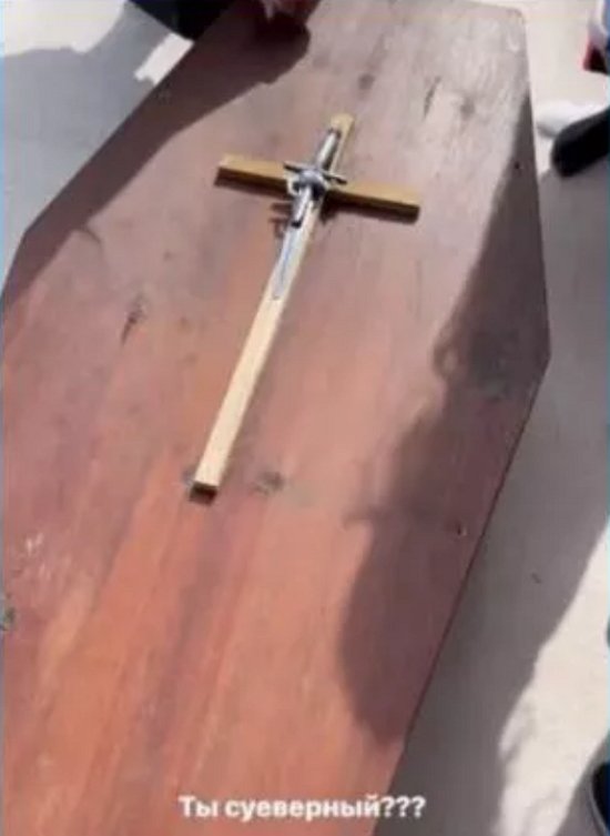 На дне рождения своей дочери Вика Боня легла в гроб На дне рождения своей дочери Вика Боня легла в гроб