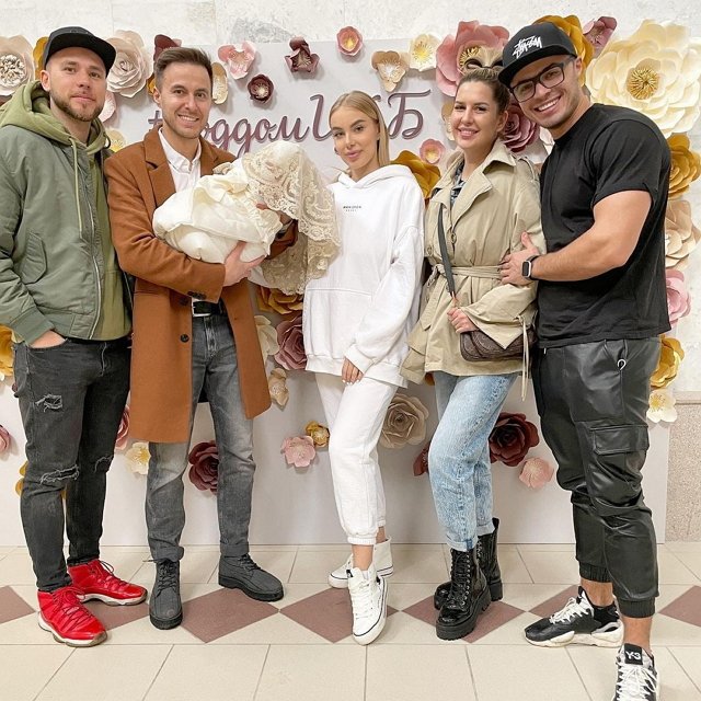 Настю Паршину с сыном выписали из роддома Настю Паршину с сыном выписали из роддома