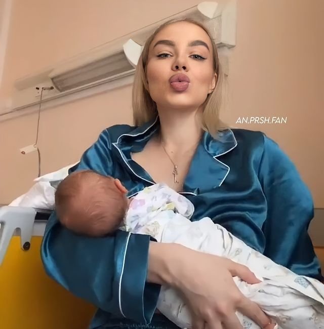 Настю Паршину с сыном выписали из роддома Настю Паршину с сыном выписали из роддома