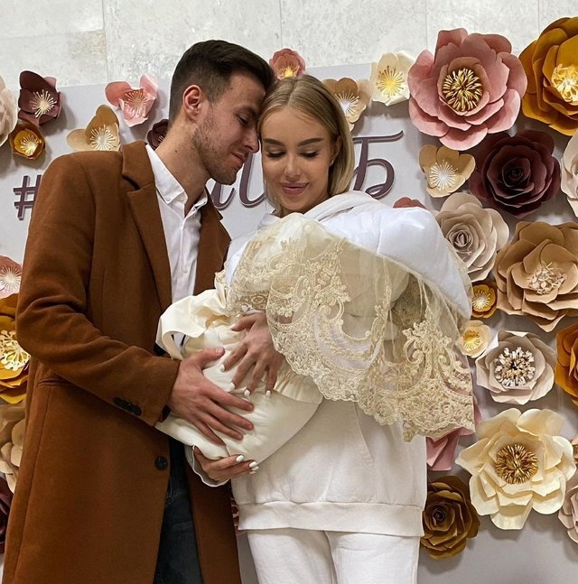 Настю Паршину с сыном выписали из роддома Настю Паршину с сыном выписали из роддома