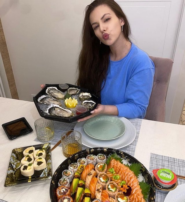 Саша Артемова переедает из-за одиночества? Саша Артемова переедает из-за одиночества?