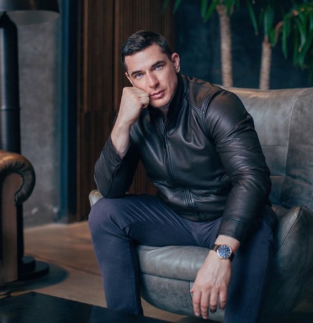 Мондезир углубился в женскую психологию наравне с Курбаном Омаровым Мондезир углубился в женскую психологию наравне с Курбаном Омаровым