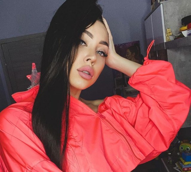 Савкиной нелегко среди молодых и задорных, ведь у неё есть «вагончик» Савкиной нелегко среди молодых и задорных, ведь у неё есть «вагончик»