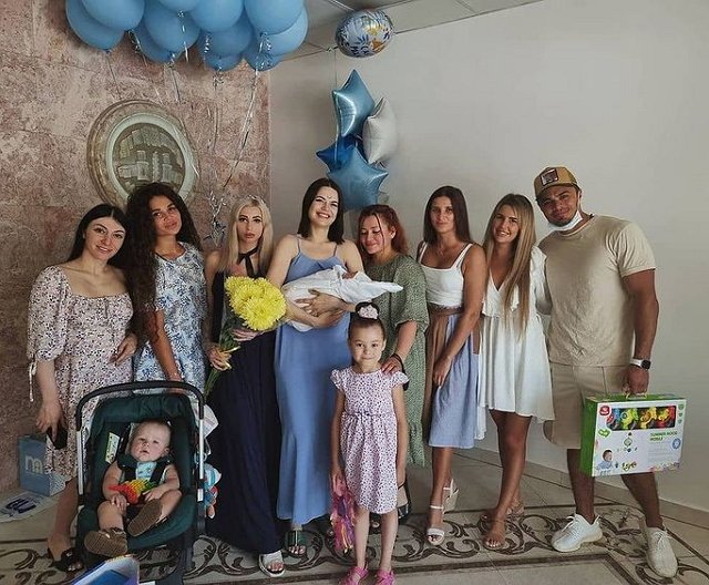 Купины не просто так появились на выписке Селены Майер Купины не просто так появились на выписке Селены Майер