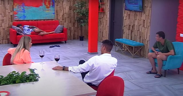 Максим Лобанов подозревает Яну Африкантову в излишней тяге к спиртному Максим Лобанов подозревает Яну Африкантову в излишней тяге к спиртному