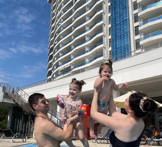 Хейтеры выяснили местоположение семейства Дмитренко в Сочи Хейтеры выяснили местоположение семейства Дмитренко в Сочи