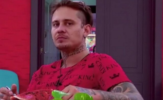 Ермакова отправилась в кино с Карповым Ермакова отправилась в кино с Карповым