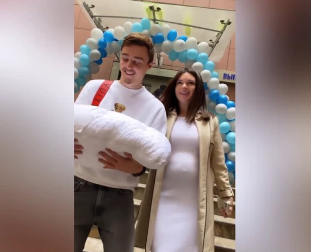 Катю Жужу с сыном выписали из роддома Катю Жужу с сыном выписали из роддома