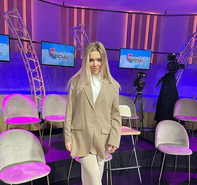 Рома Капаклы пытается найти парня Яне Африкантовой Рома Капаклы пытается найти парня Яне Африкантовой