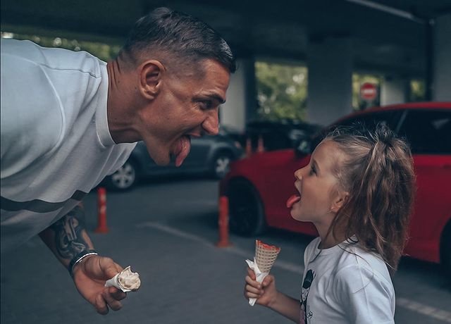 Курбан Омаров опубликовал трогательное видео для своей дочери Курбан Омаров опубликовал трогательное видео для своей дочери